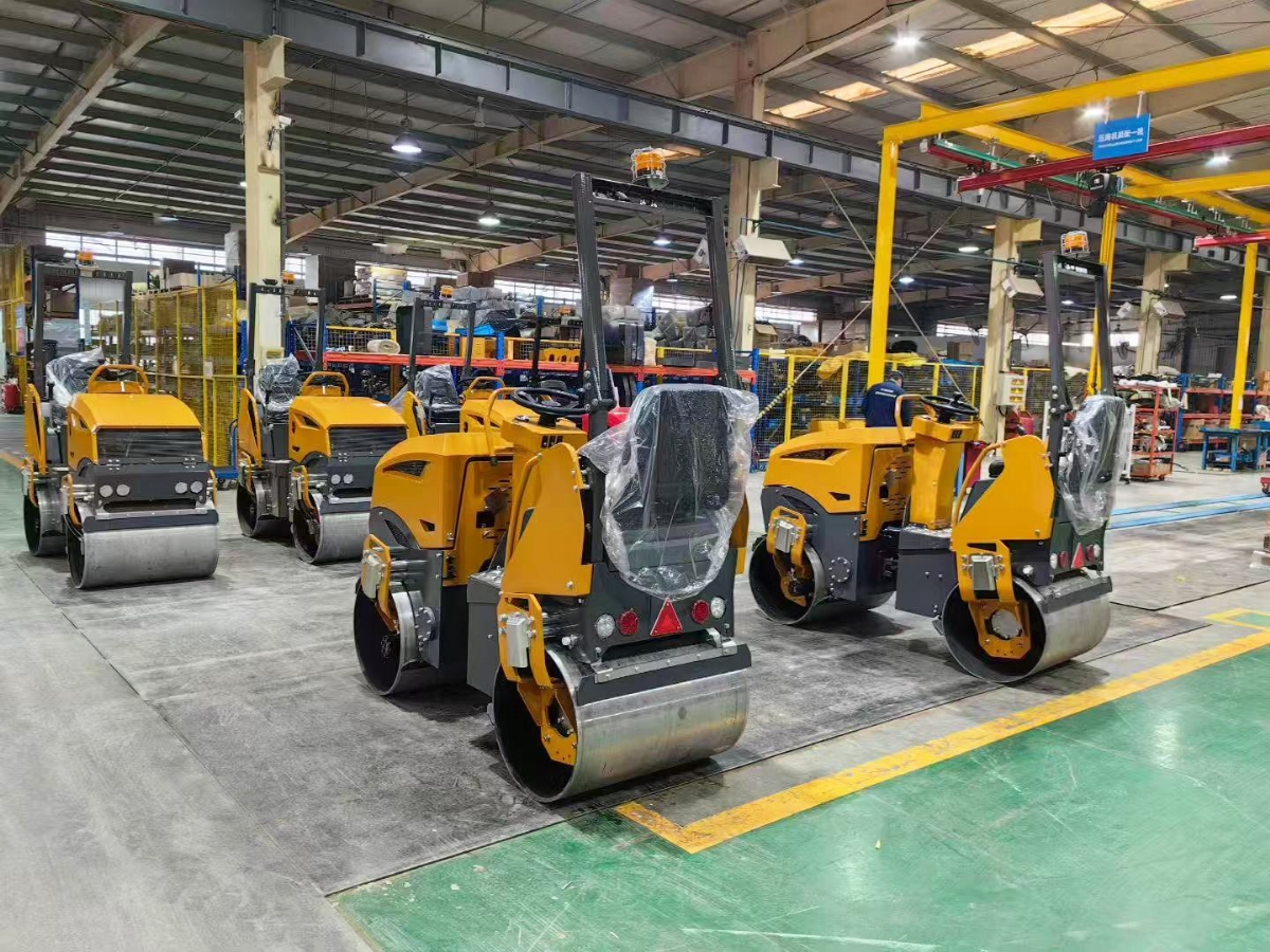 山東思拓瑞克公司6臺(tái)雙鋼輪壓路機(jī)出口吉爾吉斯斯坦